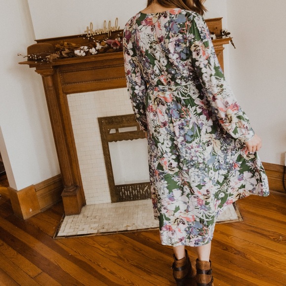 Beautiful floral long sleeve midi wrap dress - Picture 4 of 15